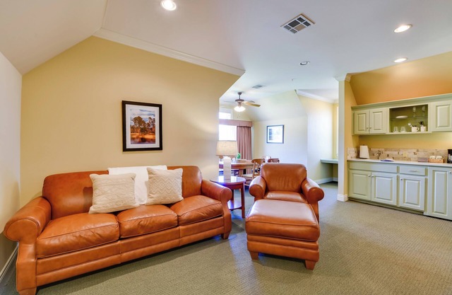 Springfield Studio Rental w/Golf Course View!