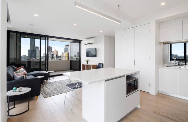 Springhills close to CBD 2BR/1BA with Parking