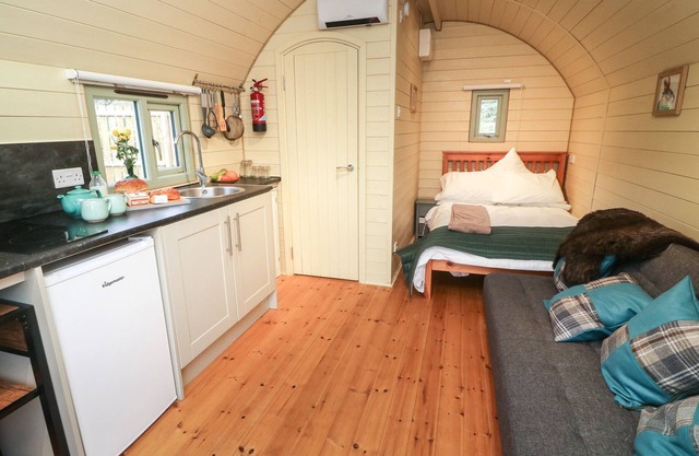 SQUIRREL, pet friendly, character holiday cottage in Cross Hills