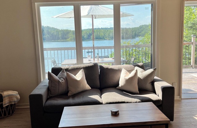 Stylish Lakeside Getaway | Renovated Cottage on Roddick Lake – Family Friendly