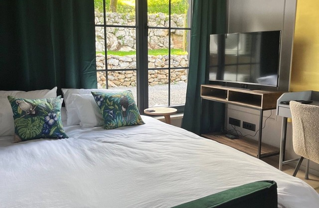 St.Hedonist: New Unique Stone Villa with Seaview, Pool, Garden Grill and Parking