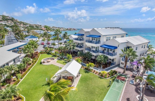 St. Maarten Beachfront Hideaway! Swimming Pool, Full Kitchen, Free Parking!