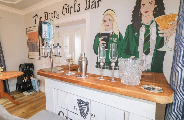 ST. MICHAEL'S, pet friendly, with hot tub in Muff, County Donegal