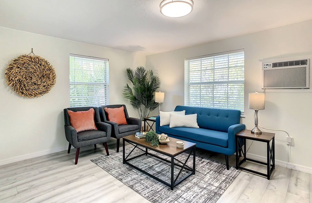 St Pete Charm! 2bd/1ba walk downtown Sunny 2nd Flr