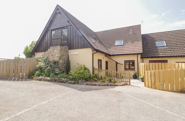 STABLE LOFT, family friendly, with a garden in Shipham