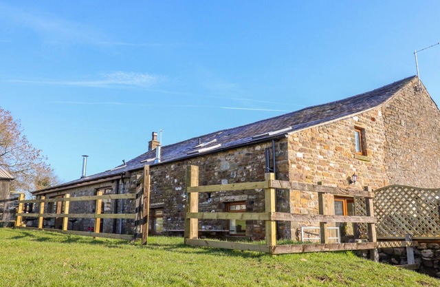 STABLE VIEW COTTAGE, pet friendly, with hot tub in Bolton-By-Bowland