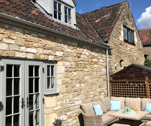 STABLES Stylish comfortable peaceful cottage with parking and outdoor space