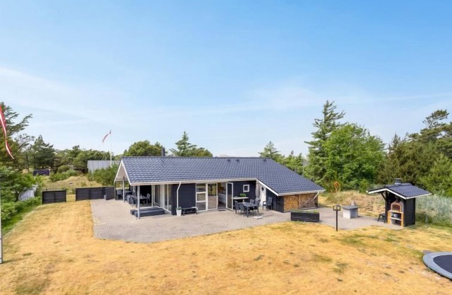 "Stacey" - 800m from the sea by Interhome