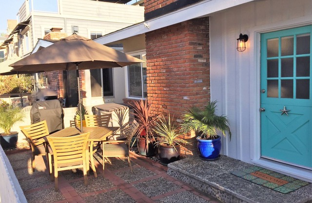 Starfish Cottage-Charm/Comfort, Remodeled, Clean, 1 Blk To Beach,2 Blks To Bay