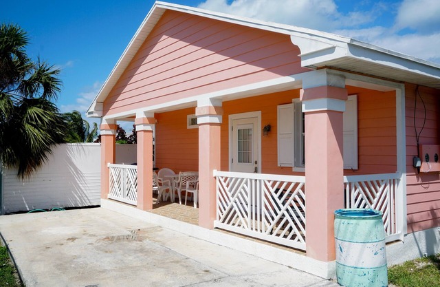Starfish Cottage. FREE Golf Cart Included. Just 2 minute walk to the Beach