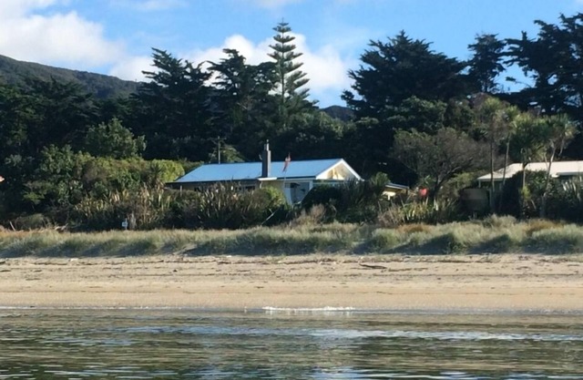 Starfish - special beach front retreat with wifi