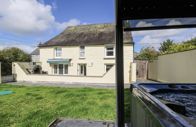 STATION HALL, pet friendly, country holiday cottage in Cilgerran