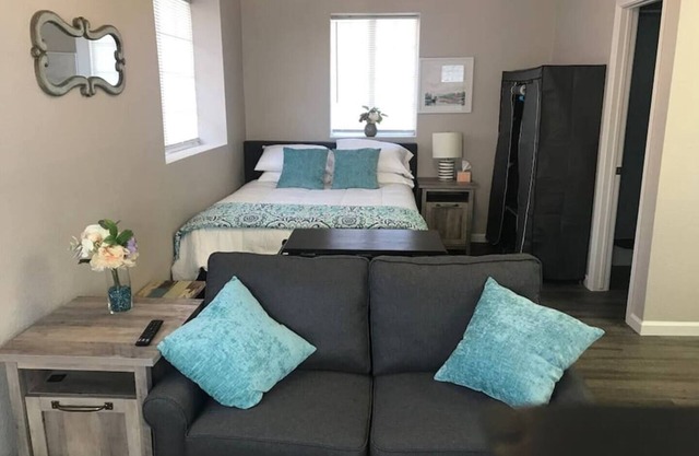 Stay and enjoy this spacious yet cozy spot located in the beautiful North Valley of Albuquerque