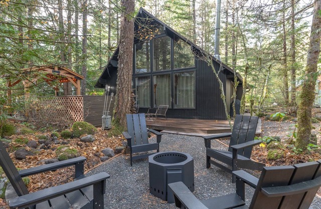 Stay before 10/14! get the 3RD night FREE!Hot tub, cabin feel