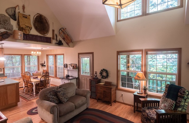 Stay before 11/02! get the 3RD night FREE! Hot tub, river access A/C