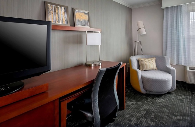 Stay Connected & Explore the Jersey Shore Region with Parking & Swimming Pool!