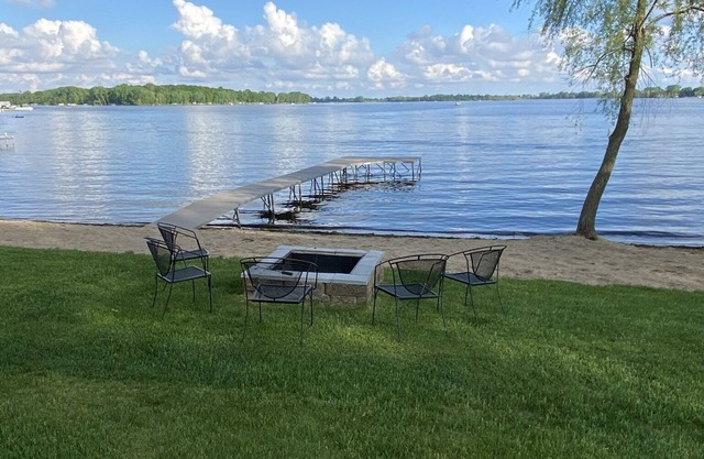 Stay in View of Madison: Beautiful, spacious home on Madison Lake