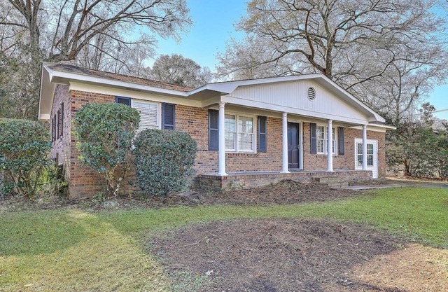 Stay near all Chas attractions, quiet comfort with fenced yard!