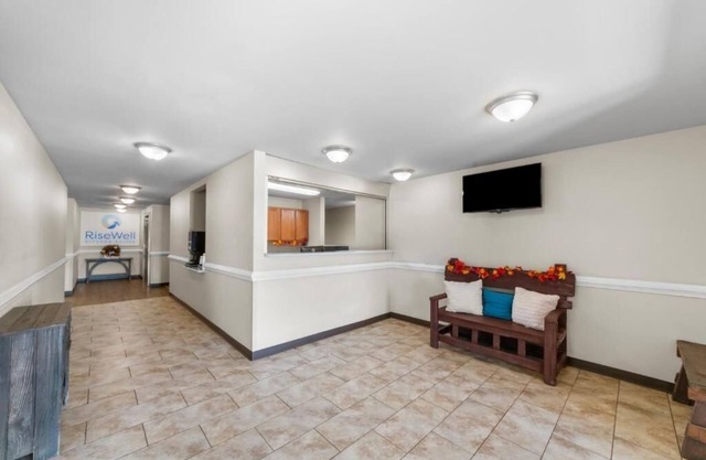 Stay Near San Antonio: Room w/Rustic Touch & Freezer Fridge