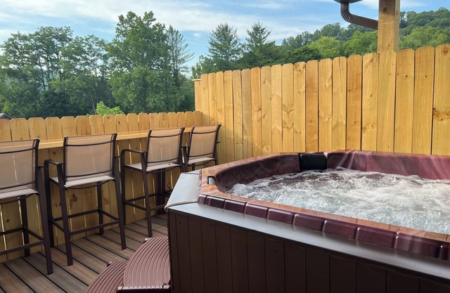 Stay, play and relax in Ohiopyle, PA, Hot tub, Pool table, GAP, Arcade Game