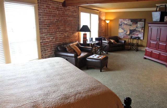 Stay & Play Winery Loft #3 in Historic Downtown Carlton