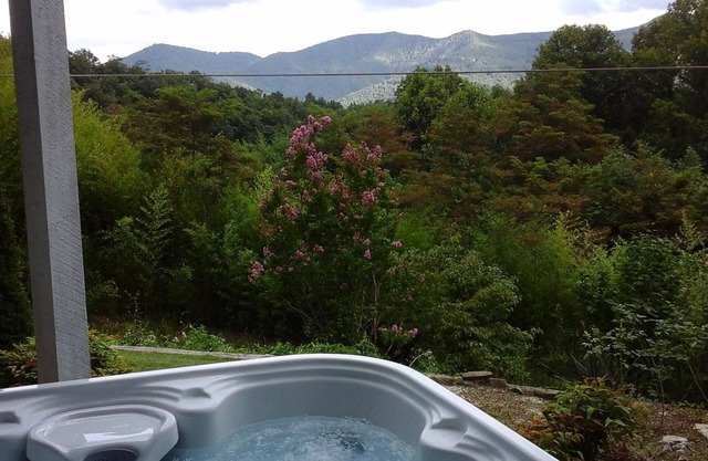Stay with Confidence-24 hr Views-Hot Tub-Fast WiFi-Carport