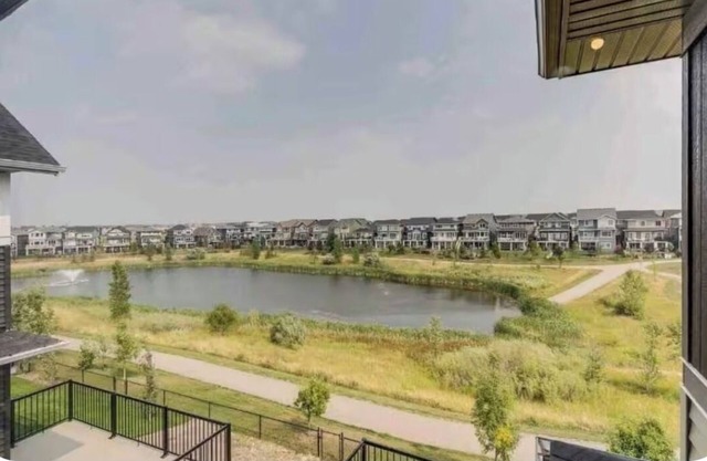 Stay with host in a Pond View House 5 minutes from Calgary
