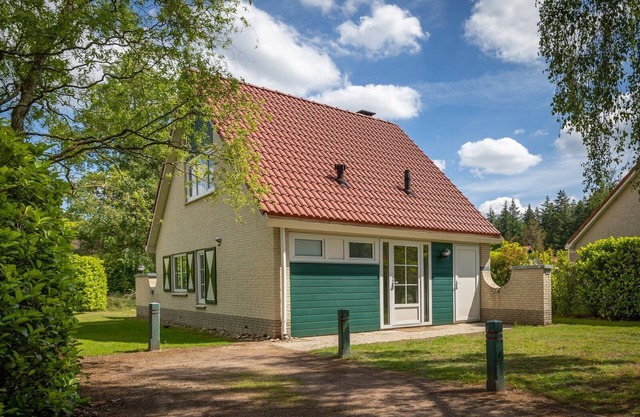Stay with the six of you in one of our bungalows located near Avonturenpark Hellendoorn