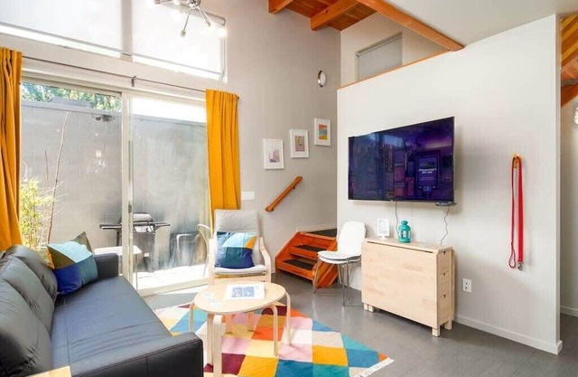 #StayInMyDistrict Buckman Spacious Modern Rowhouse