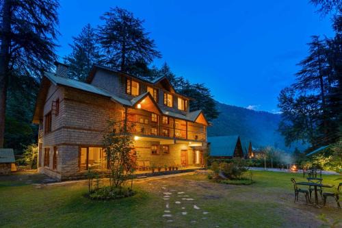 StayVista at Casa Bella Vista- Luxury 6 BR close to Mall Road with Bonfire and View
