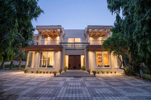 StayVista at Estate 10 by Tarika - 4BR with Outdoor Pool in Delhi
