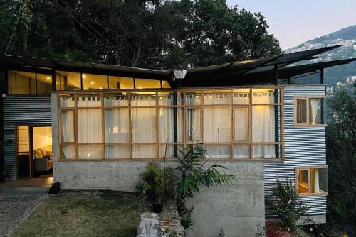 StayVista at Gassa Home with Mountain View, BBQ, Lawn at Gangtok