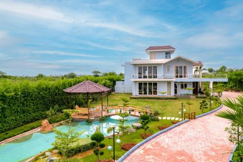 StayVista at Serenity Farms with Pool, Lawn, Bonfire & BBQ