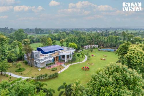 StayVista at Wandering Vines 4BHK with FREE Breakfast ,Indoor Pool in Delhi Sohna