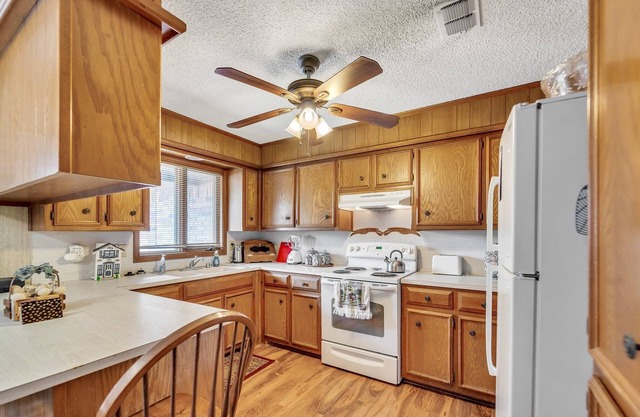 Stead House-3bd/2ba, Ttu, Fall Specials! 3 Bedroom Home by RedAwning