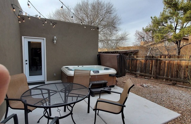 "SteamPunk" 2bedroom With Hottub