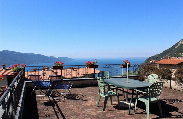 Stella: with huge lake view balcony
