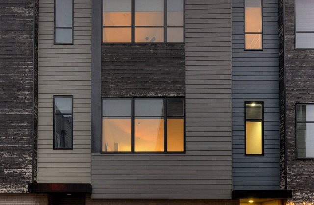 Steps from Downtown Omaha! Rooftop firepit & luxury accommodations