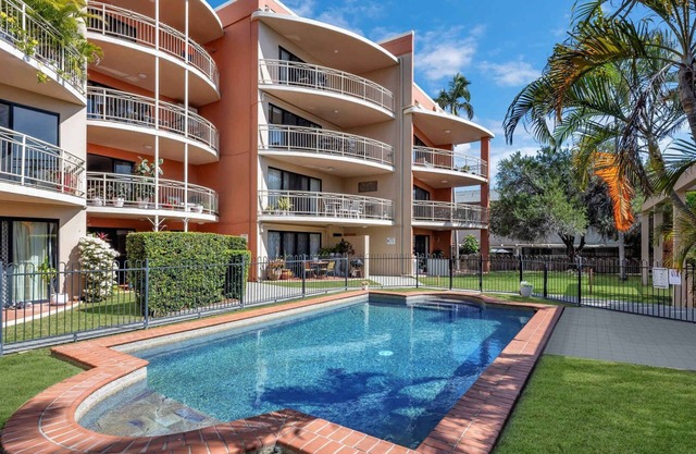 Steps from The Strand 2BR & 2BA Riveria Retreat, Pool & Castle Hill Views