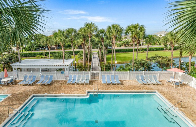Steps to deeded beach and pools-shopping/dining just steps from condo-beach gear