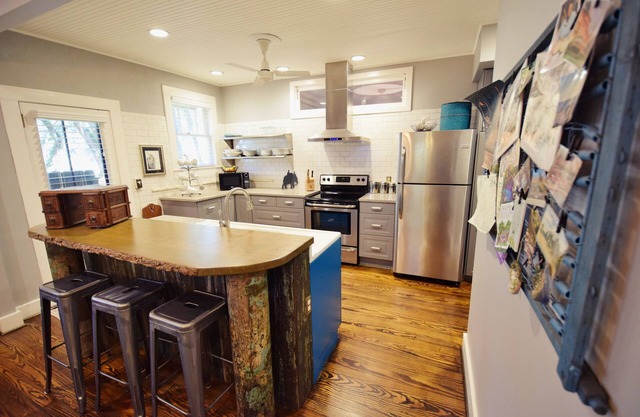 Steps to Village! 2BR, 2BA, Sleeps 6, Beach Gear