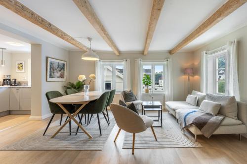 Stilfull bolig med 4 soverom - nær Arendal sentrum med parkering