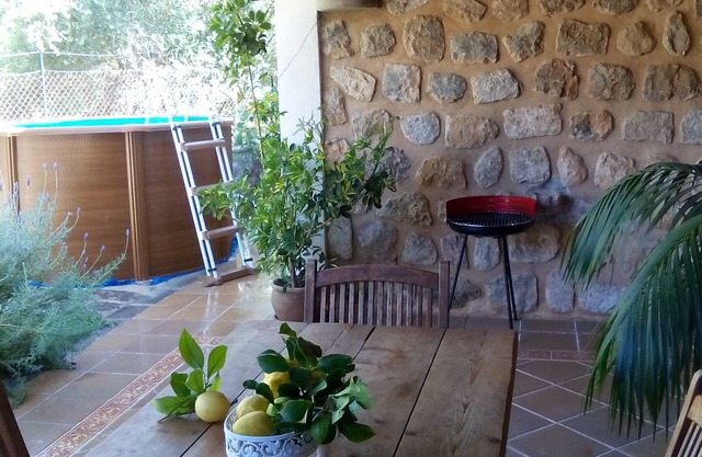stone house with swimming pool, bathroom with jakuzzi and 5 minutes from downtown.