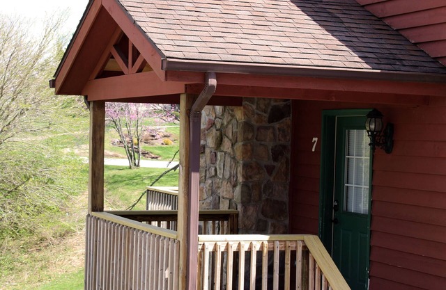 Stones Throw from Giant City Park, Wineries, Hiking, Biking, Hunting and more.