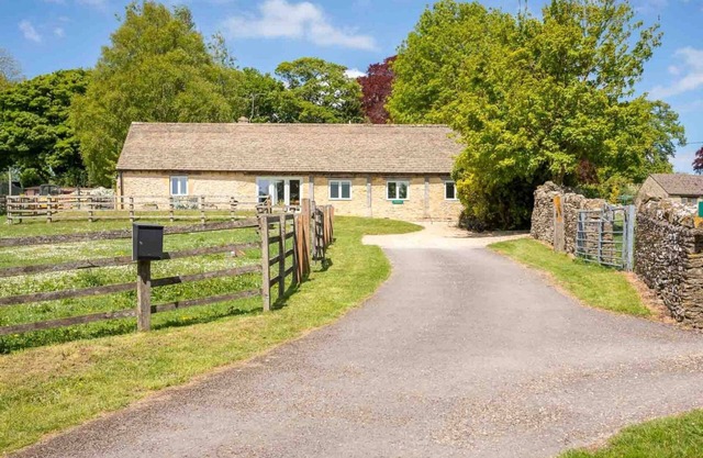STONEWELL COTTAGE, pet friendly, with a garden in Stow-On-The-Wold
