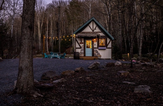 Storybook Cottage @ Four Fillies Lodge-Glamping
