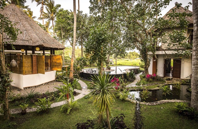 STRIKING VIEWS, SUBLIMELY ROMANTIC 4PAX A/C FULLY CATERED LUXURY PRIVATE POOL