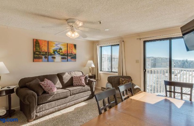 Stroll to Slopes, Village Area, Ski in-out MtLodge 333