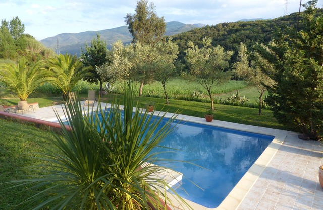 Studio 2 people in the countryside with direct access to the pool and garden.
