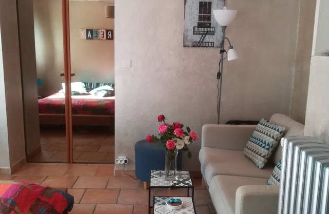 STUDIO 25 M2 in villa with swimming pool near Aix